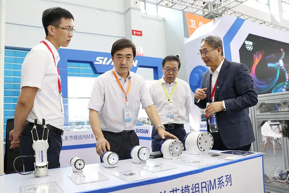 遼寧省科技廳廳長(zhǎng)-王大南  沈陽市科技局局長(zhǎng)-趙日剛  蒞臨參觀